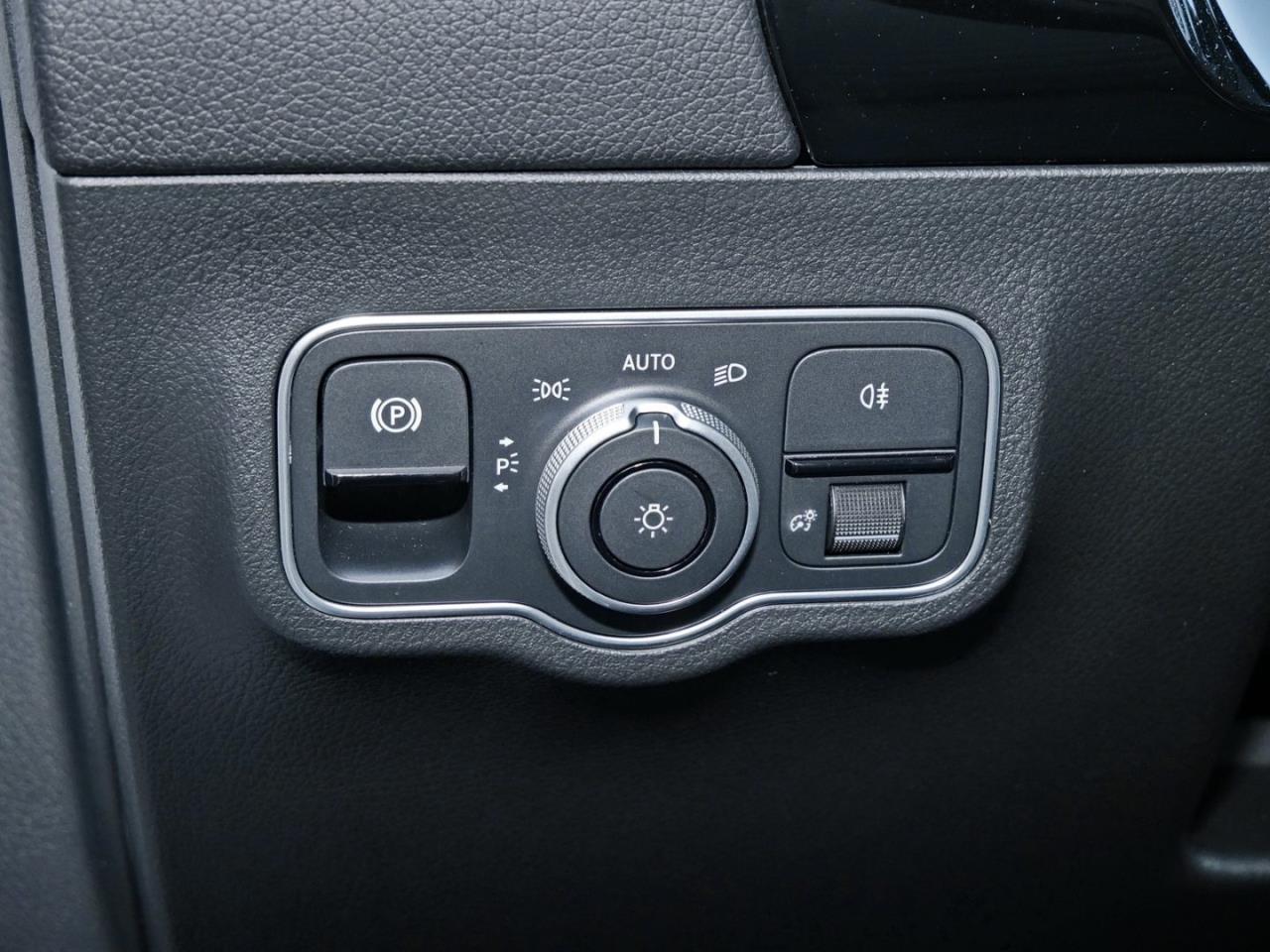 Mercedes-Benz GLA 250 4M Night Distronic Kamera AHK EasyPack