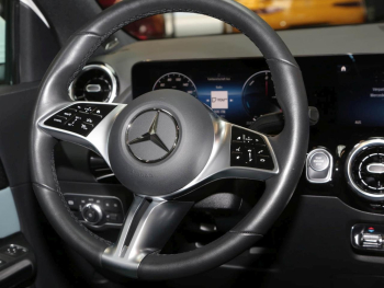 Mercedes-Benz GLA 250 e Progressive Burmester Panorama AHK