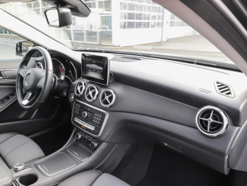 Mercedes-Benz GLA 200 Style Navi AHK Klima Kamera SitzkomfortP