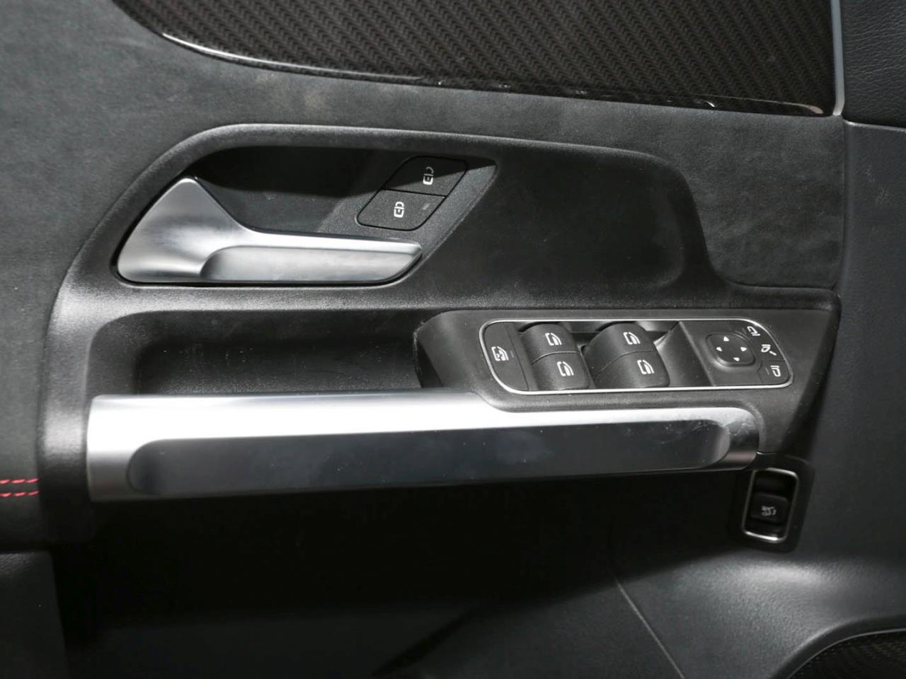 Mercedes-Benz GLB 180 d AMG Night Distronic Burmester AHK 360°