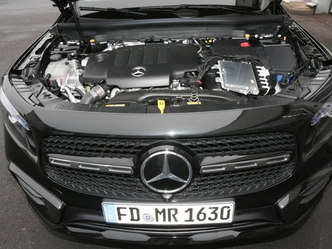 Mercedes-Benz GLB 200 d 4MATIC AMG Night MBUX Navi AHK 360° Mercedes-Benz GLB 200 d 4MATIC AMG Night MBUX Navi AHK 360°