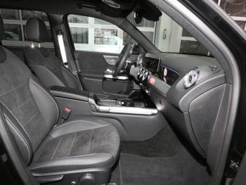 Mercedes-Benz GLB 200 d 4MATIC AMG Night MBUX Navi AHK 360° Mercedes-Benz GLB 200 d 4MATIC AMG Night MBUX Navi AHK 360°