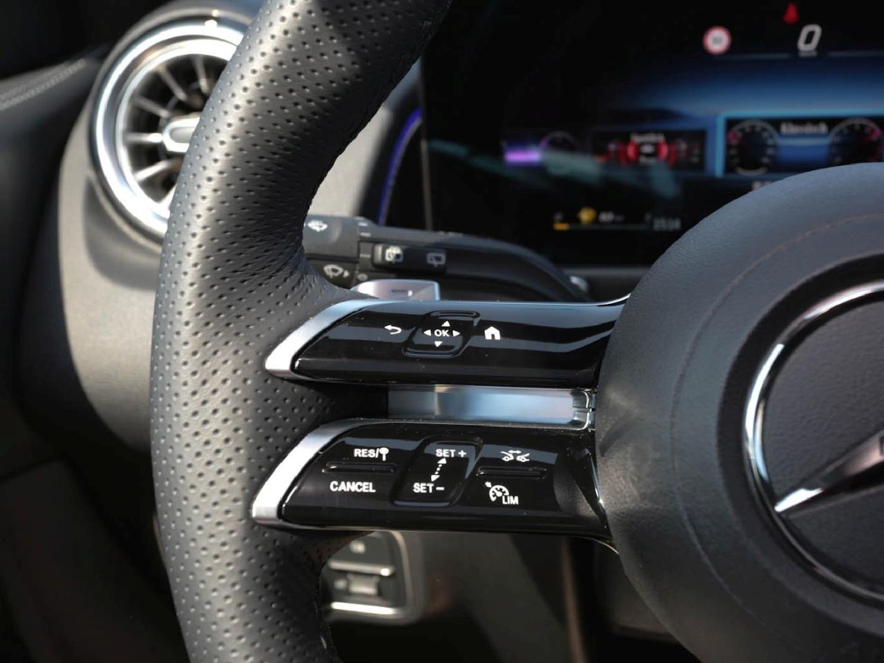 Mercedes-Benz GLB 200 AMG Night MBUX Navi Panorama AHK Kamera