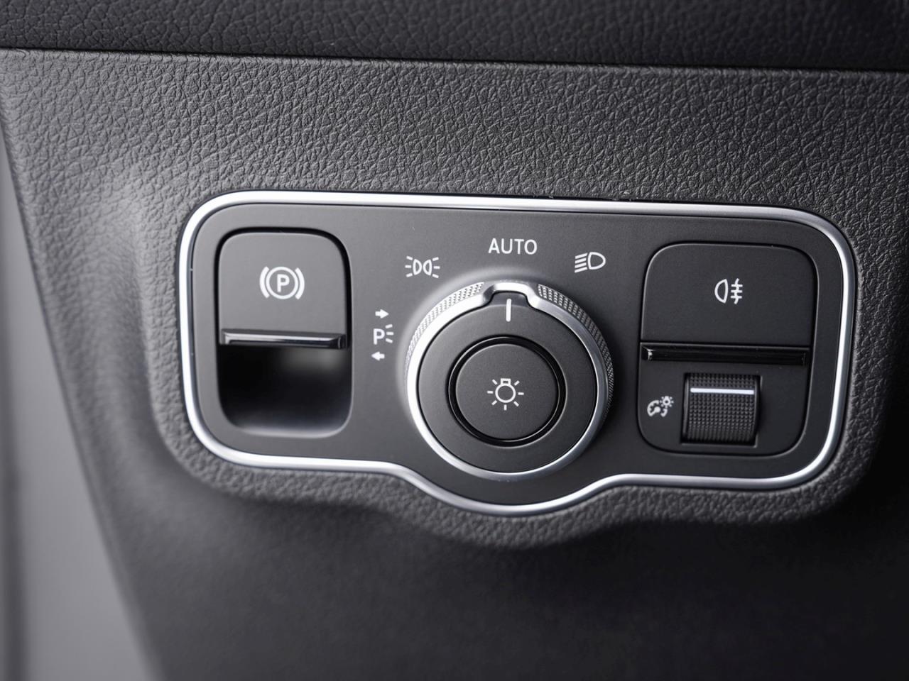 Mercedes-Benz GLB 200 AMG Night Panorama 360°EasyPack AHK 7-Si