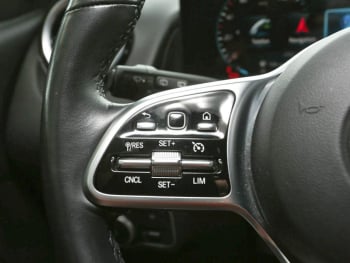 Mercedes-Benz GLB 200 Progressive MBUX Navi Panorama AHK ParkP