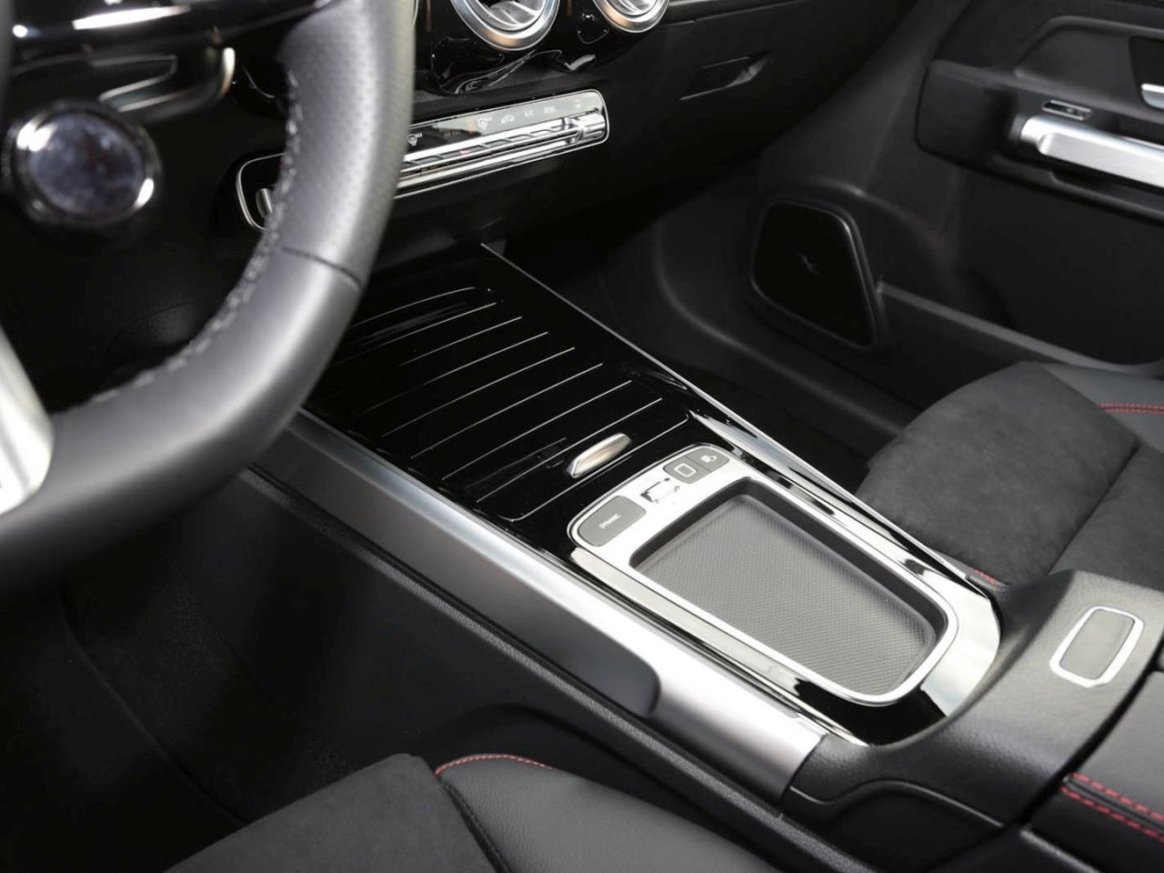 Mercedes-Benz Mercedes-AMG GLB 35 4MATIC Panorama AHK Distronic