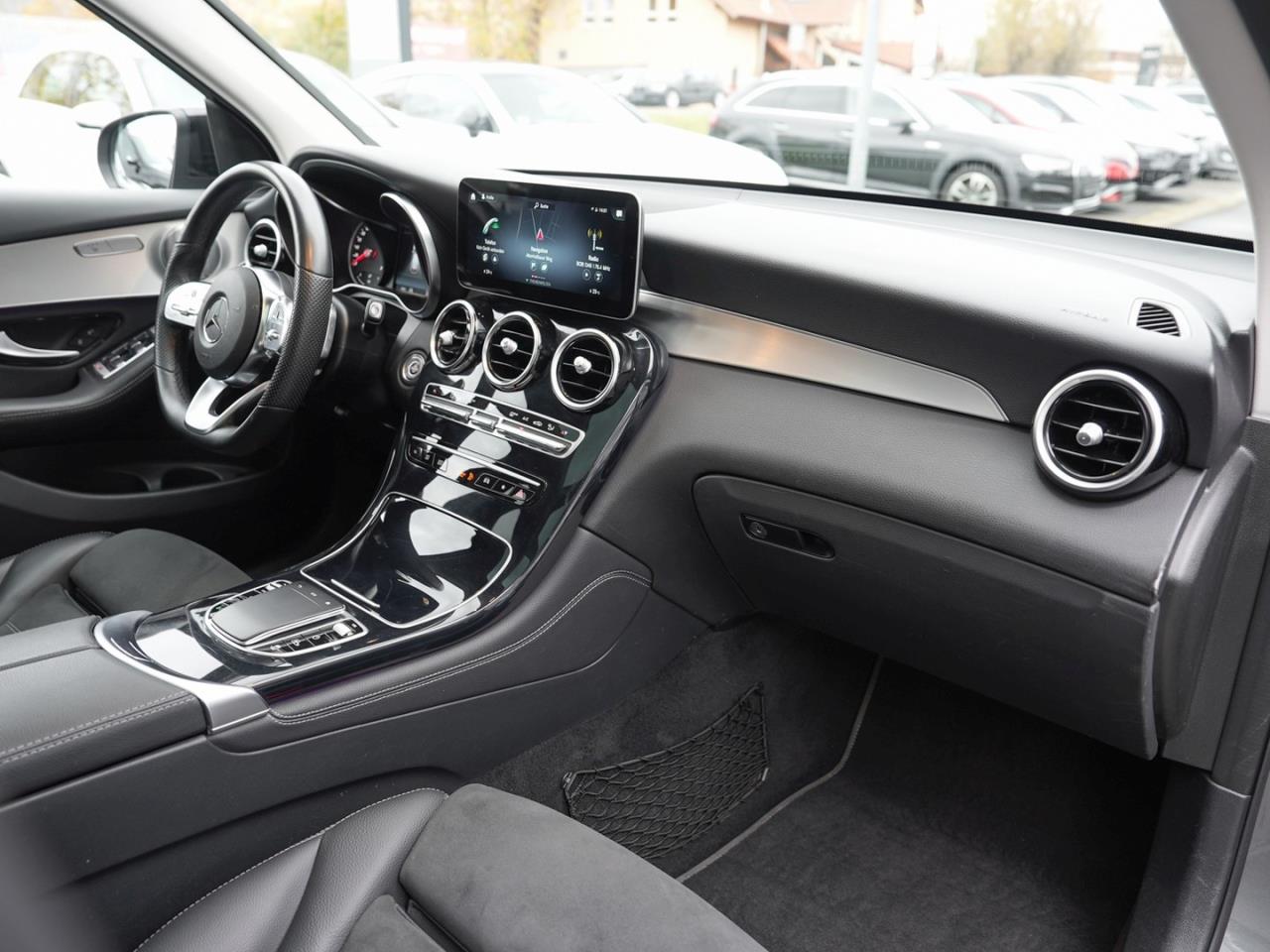 Mercedes-Benz GLC 200 4M AMG MBUX Navi+ Distronic Panorama