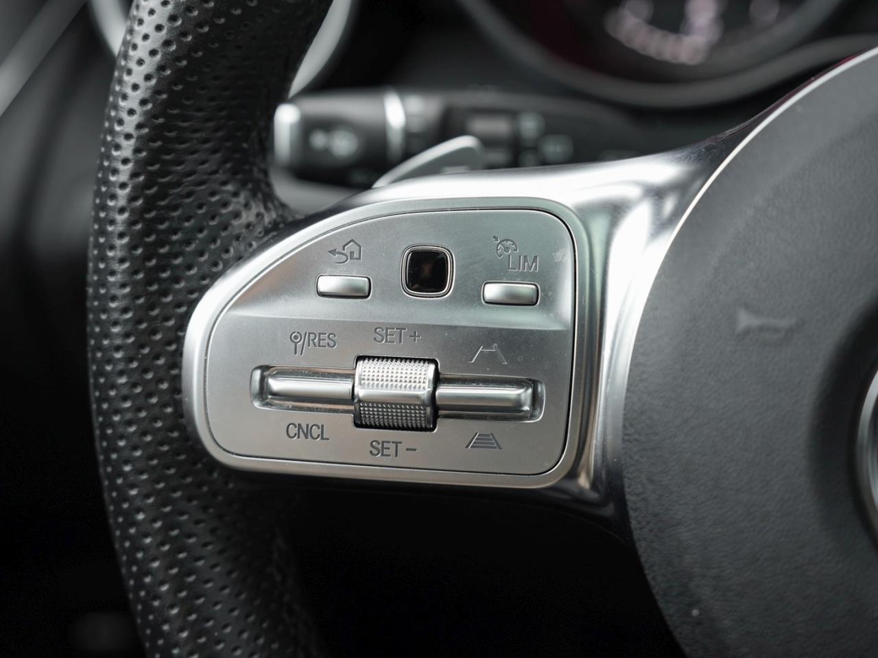 Mercedes-Benz GLC 200 4M AMG MBUX Navi+ Distronic Panorama