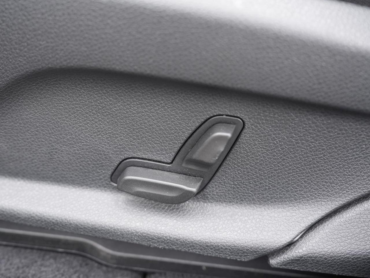 Mercedes-Benz GLC 200 4M AMG MBUX Navi+ Distronic Panorama