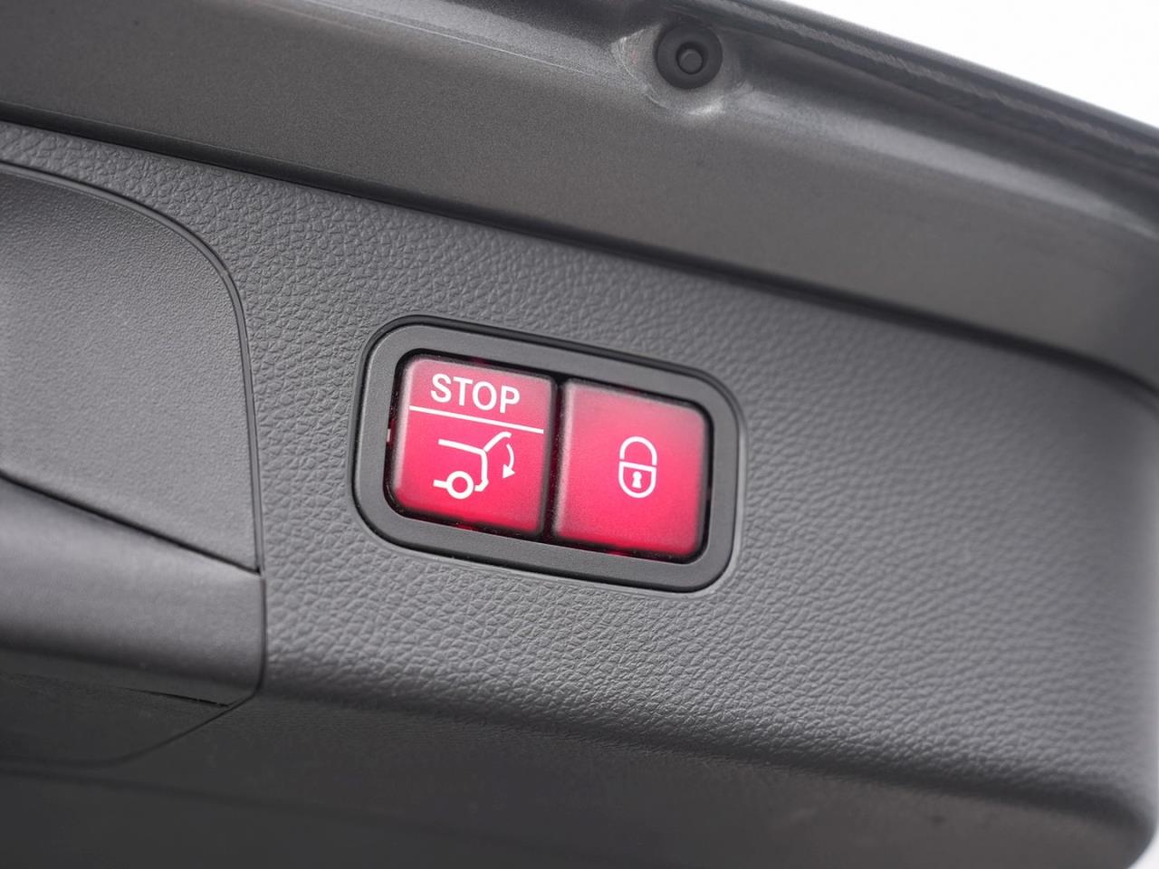 Mercedes-Benz GLC 200 4M AMG MBUX Navi+ Distronic Panorama