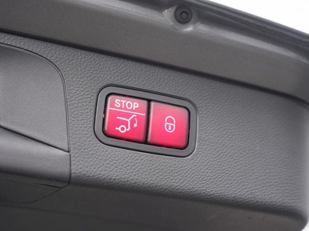 Mercedes-Benz GLC 200 4M AMG MBUX Navi+ Distronic Panorama