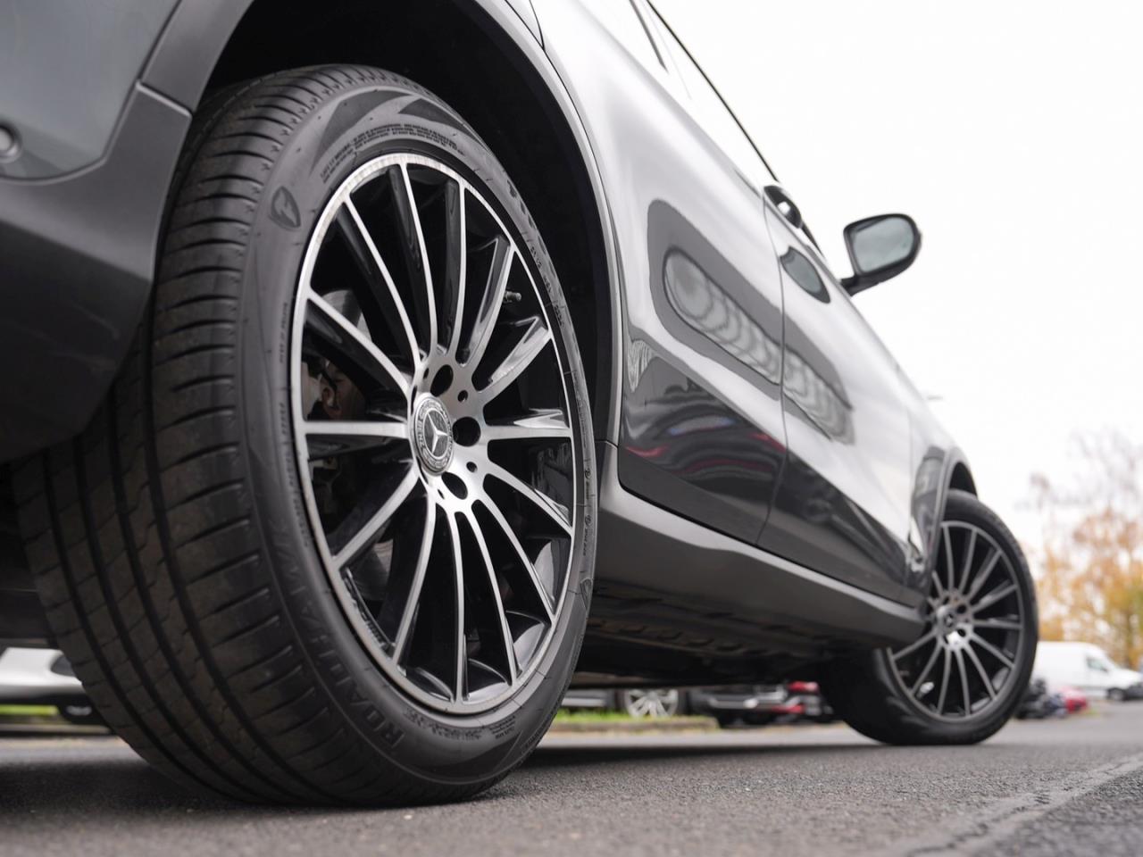 Mercedes-Benz GLC 200 4M AMG MBUX Navi+ Distronic Panorama