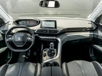 PEUGEOT 3008 1.2 PureTech 130 Allure Navi Totwinkel