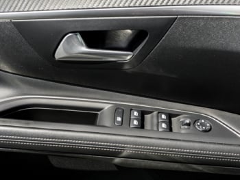 PEUGEOT 3008 1.2 PureTech 130 Allure Navi Totwinkel