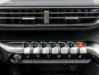 PEUGEOT 3008 1.2 PureTech 130 Allure Navi Totwinkel