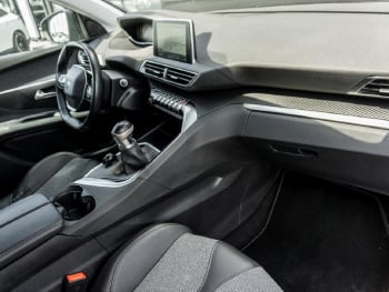 PEUGEOT 3008 1.2 PureTech 130 Allure Navi Totwinkel