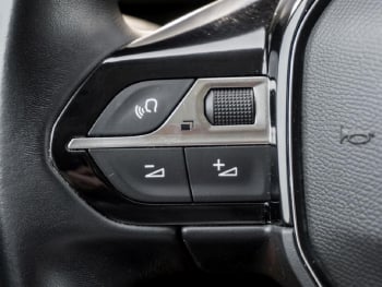 PEUGEOT 3008 1.2 PureTech 130 Allure Navi Totwinkel
