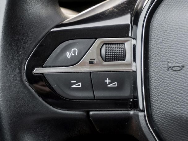 PEUGEOT 3008 1.2 PureTech 130 Allure Navi Totwinkel PEUGEOT 3008 1.2 PureTech 130 Allure Navi Totwinkel