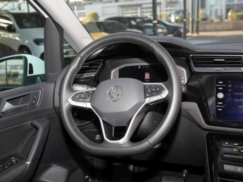 VW Touran 1.5 TSI Highline Navi ACC Massage-Sitze