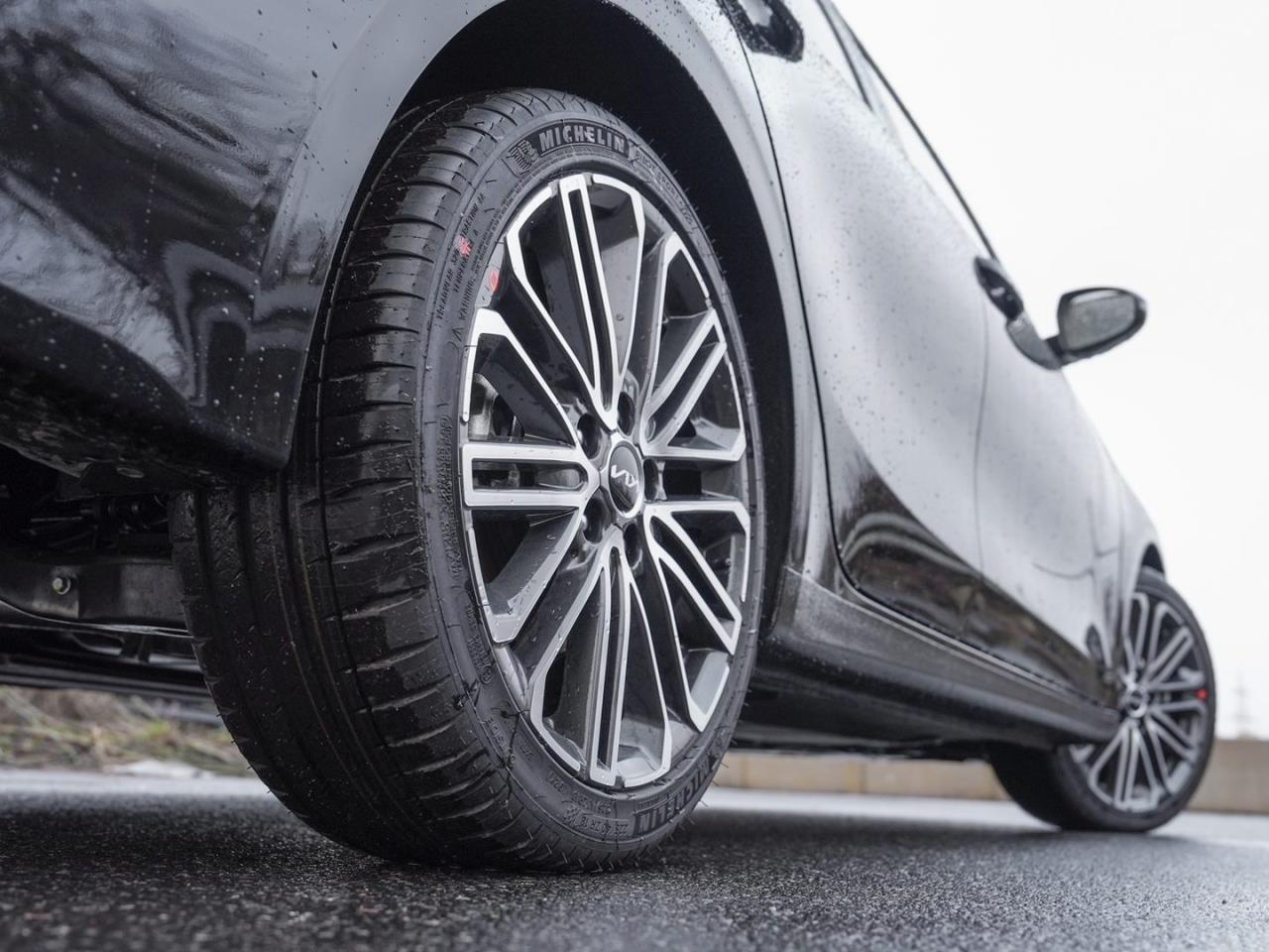 KIA Ceed SW 1.5T DCT GT-Line Panorama Kamera ACC JBL