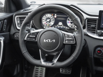 KIA Ceed SW 1.5T DCT GT-Line Panorama Kamera ACC JBL