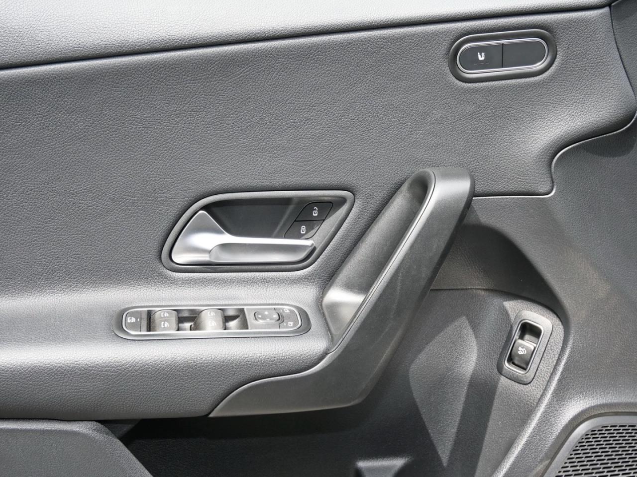 Mercedes-Benz A 180 d Limousine Kamera Spurhalte Navi Sitzhzg