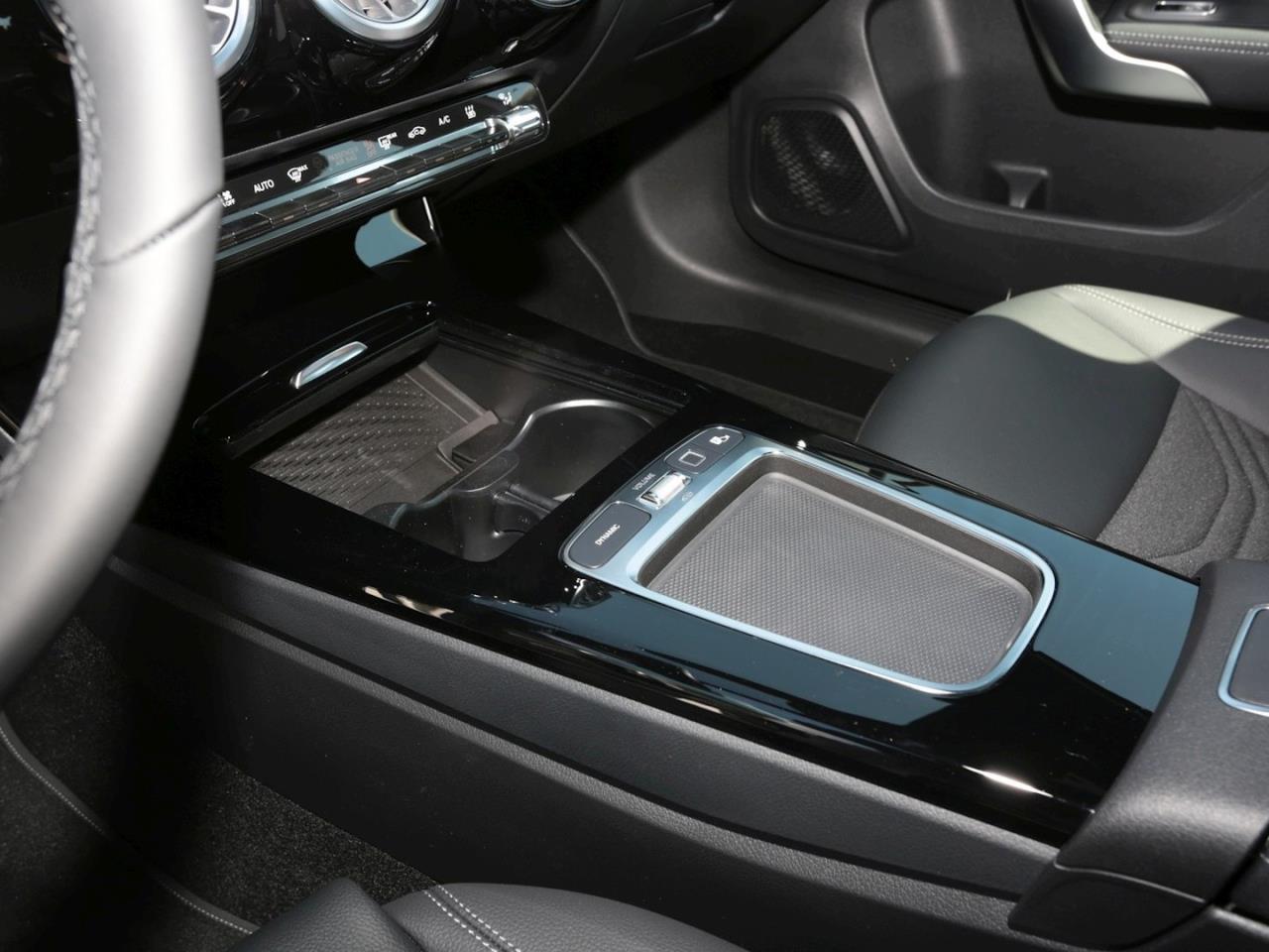 Mercedes-Benz A 180 Limousine Progressive Standhzg Kamera AHK