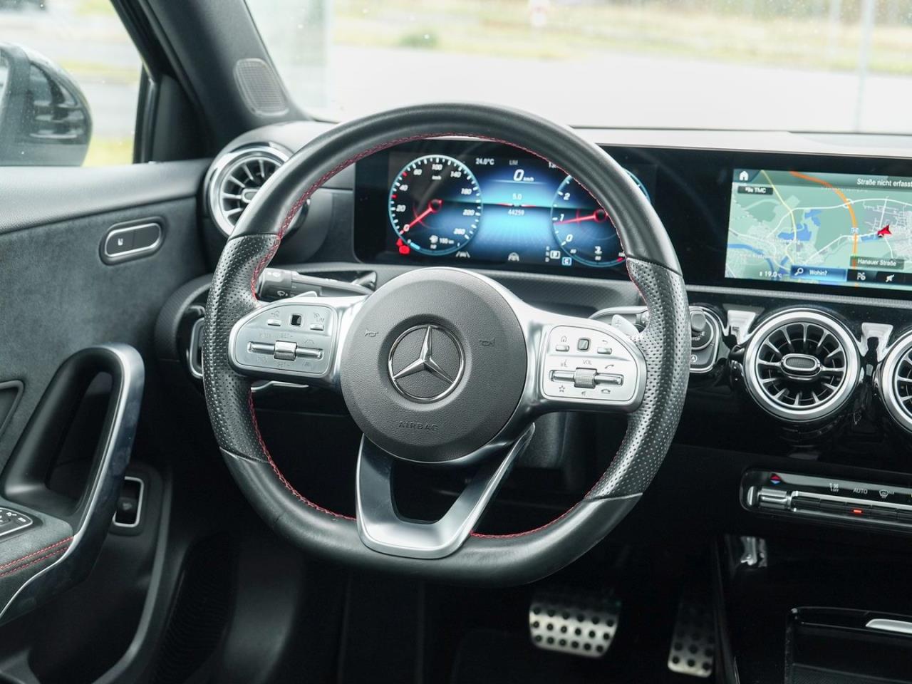 Mercedes-Benz A 200 Limousine AMG Night Distronic Panorama AHK