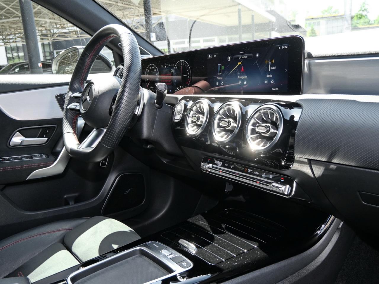 Mercedes-Benz A 250 e Limousine AMG Night Panorama 360° AHK