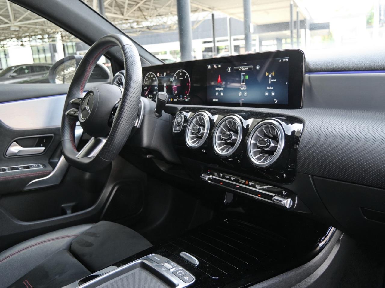Mercedes-Benz A 180 d AMG Night Kamera SpurH ParkA Ambiente
