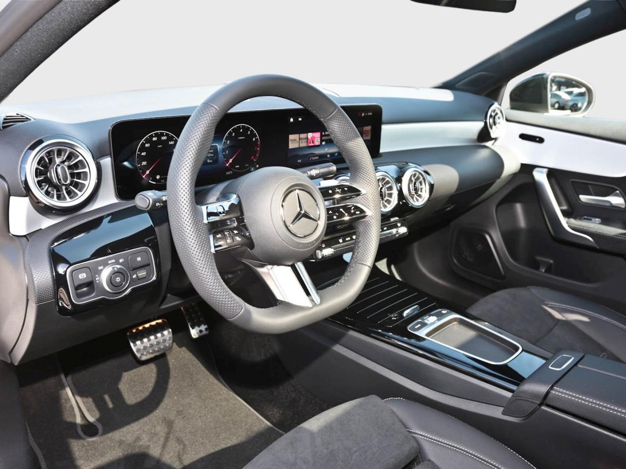 Mercedes-Benz A 180 Kompaktlimousine AMG Night Panorama Kamera