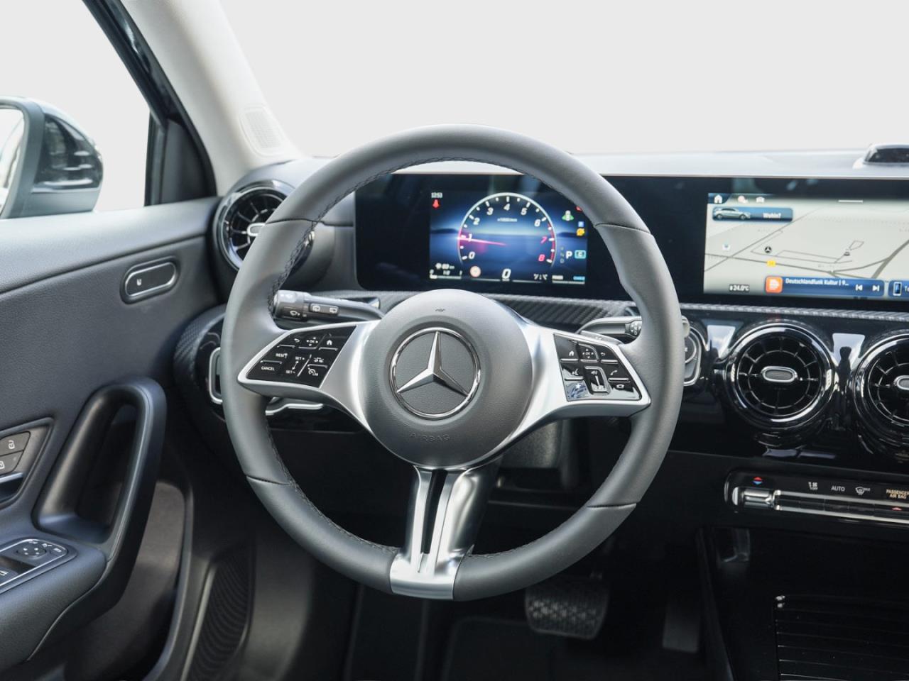 Mercedes-Benz A 180 MBUXNavi-Prem. Kamera Totwinkel Spiegel-P