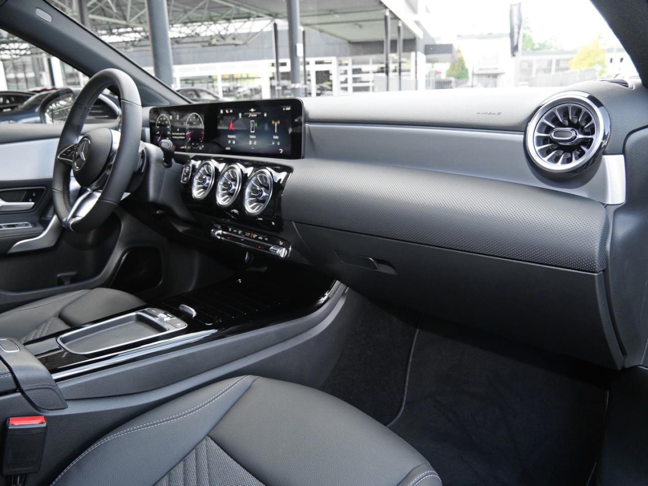 Mercedes-Benz A 180 Progressive MBUXNavi Distronic 360° AHK