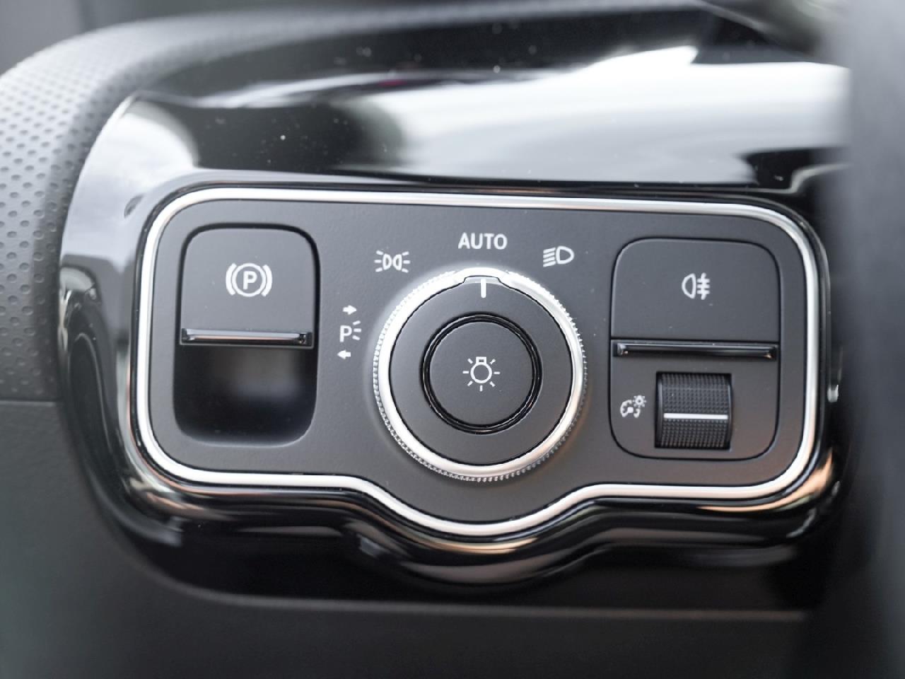 Mercedes-Benz A 180 AMG Distronic Navi Kamera SpurH ParkA SHZ