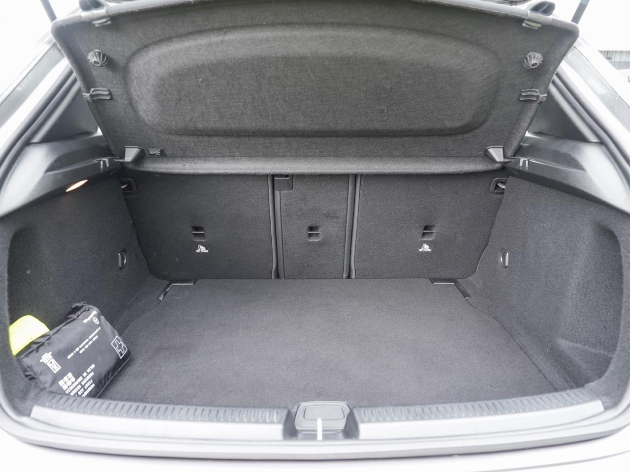 Mercedes-Benz A 200 Kompaktlimousine Progressive Spurhalte LED