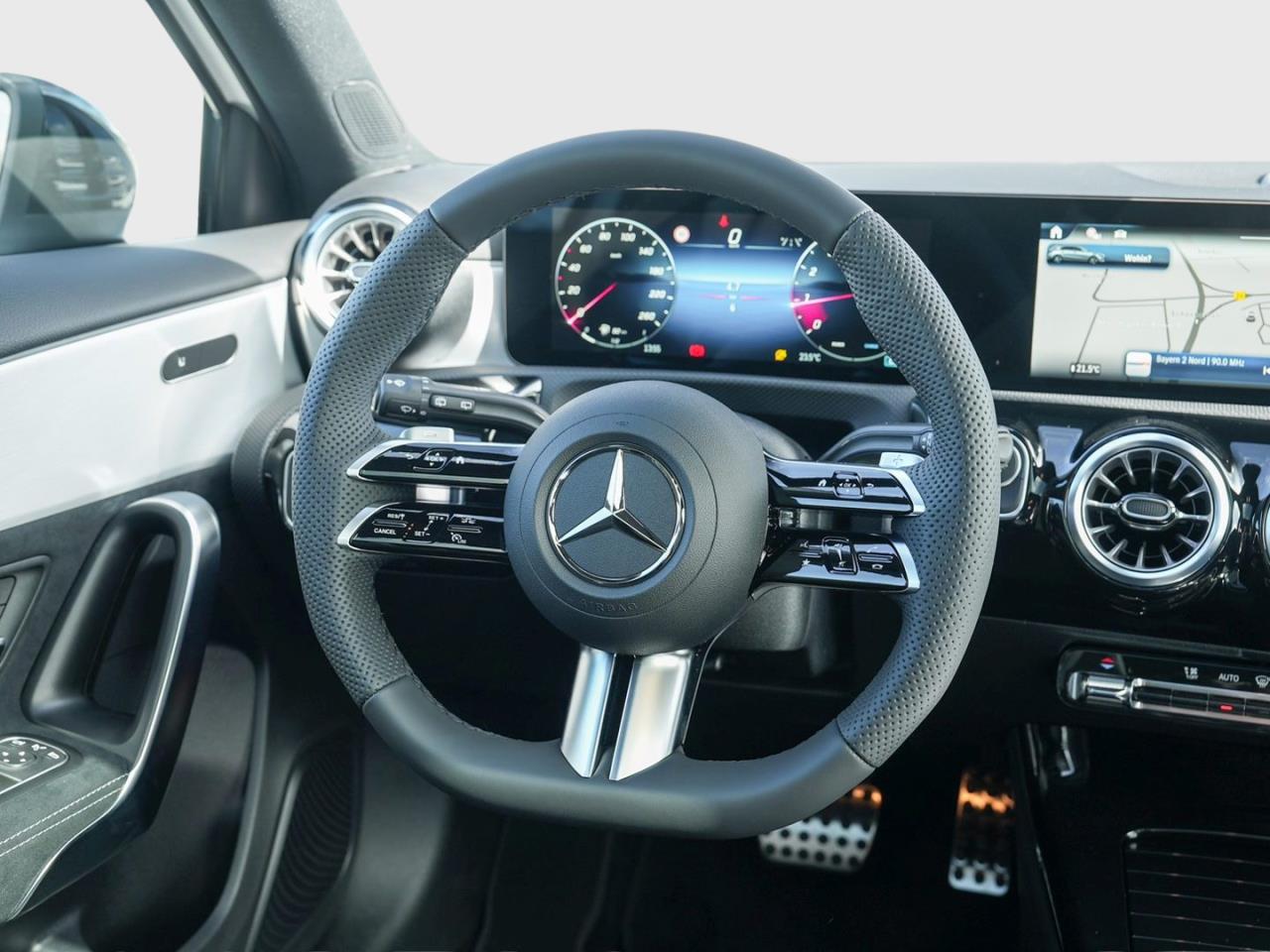 Mercedes-Benz A 200 AMG Night Distronic MBUX-Navi Panorama AHK