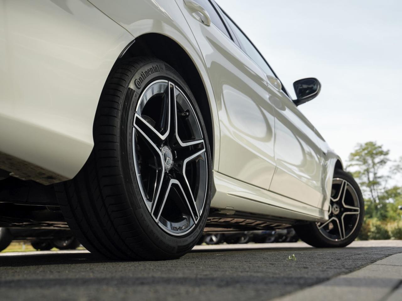 Mercedes-Benz C 300 e T AMG Night Distronic Panorama Kamera