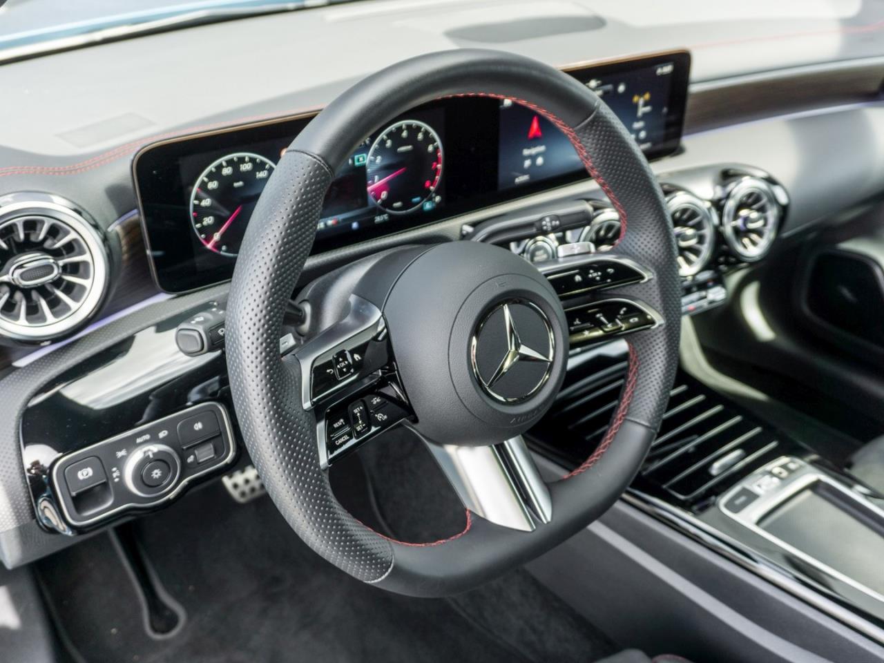 Mercedes-Benz CLA 250 4M Coupé AMG Night Panorama Standhzg 360?