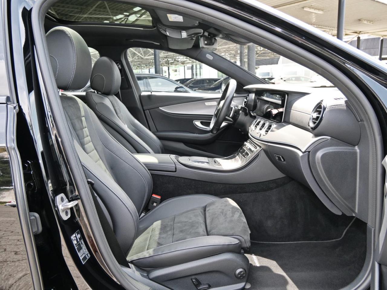 Mercedes-Benz E 300 d 4M T AMG Night Panorama Easy-P 360° AHK