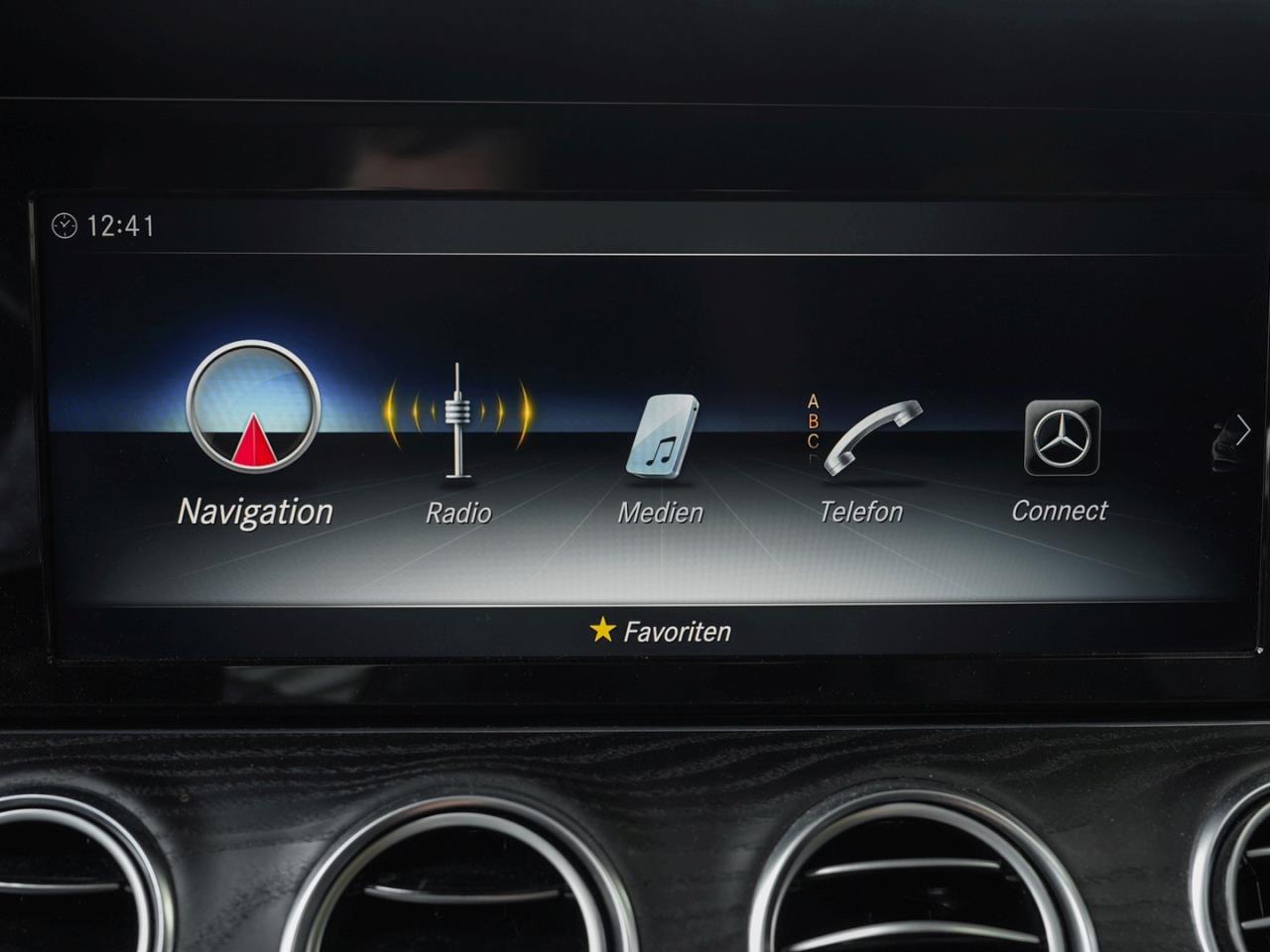 Mercedes-Benz E 300 d T AMG Schiebedach Kamera Totwinkel EasyP