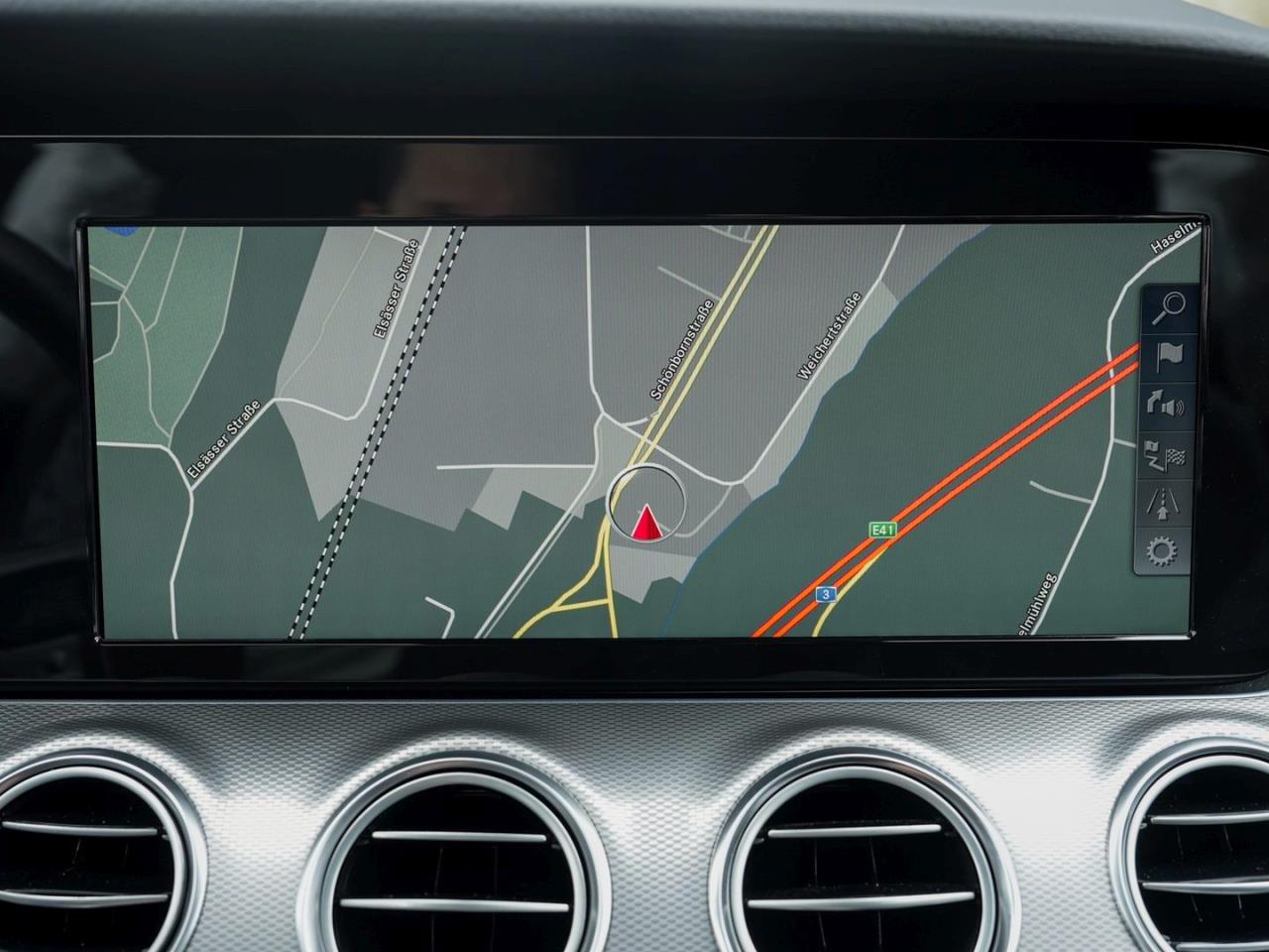 Mercedes-Benz E 300 d T AMG Night Distronic+ Kamera HUD