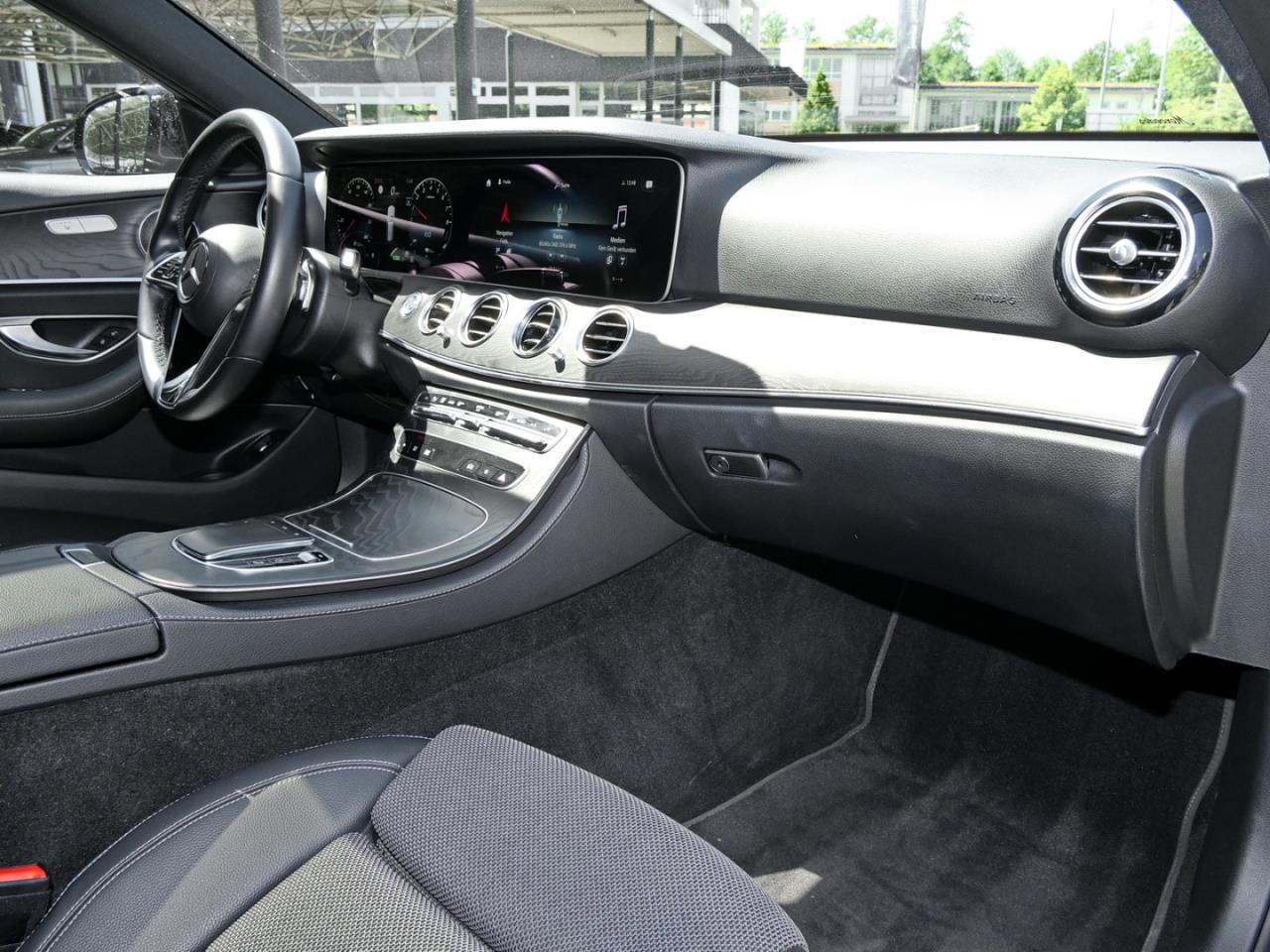 Mercedes-Benz E 300 e T AMG Night Schiebedach Easy-P 360° AHK