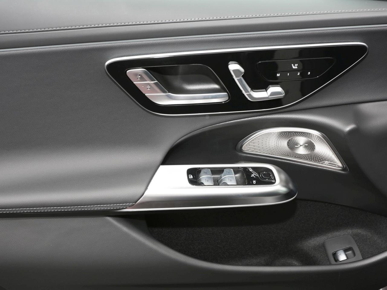 Mercedes-Benz E 220 d T-Modell AMG Night Panorama AHK 360?