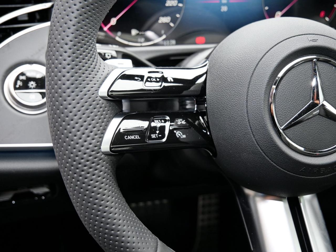 Mercedes-Benz E 220 d T-Modell AMG Night Panorama Distronic