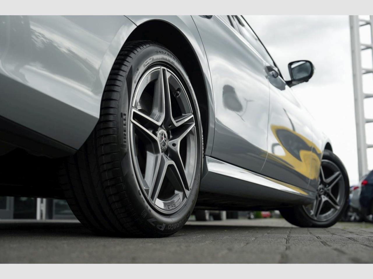 Mercedes-Benz E 450 4M AMG Distronic+ KeylessGo 360? Park