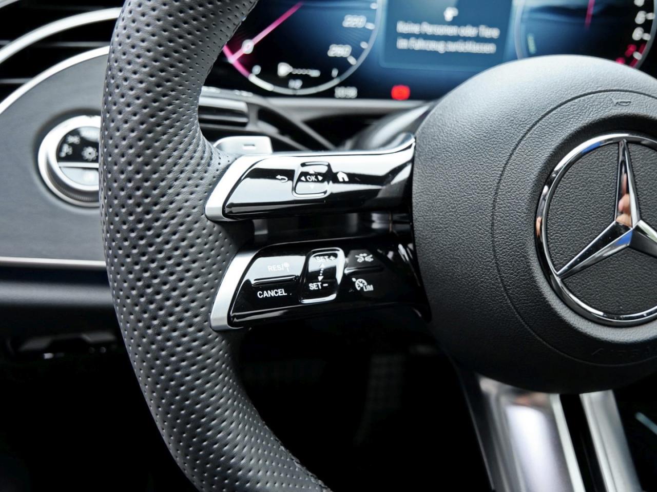Mercedes-Benz E 300 e AMG Night Panorama Distronic+ Kamera