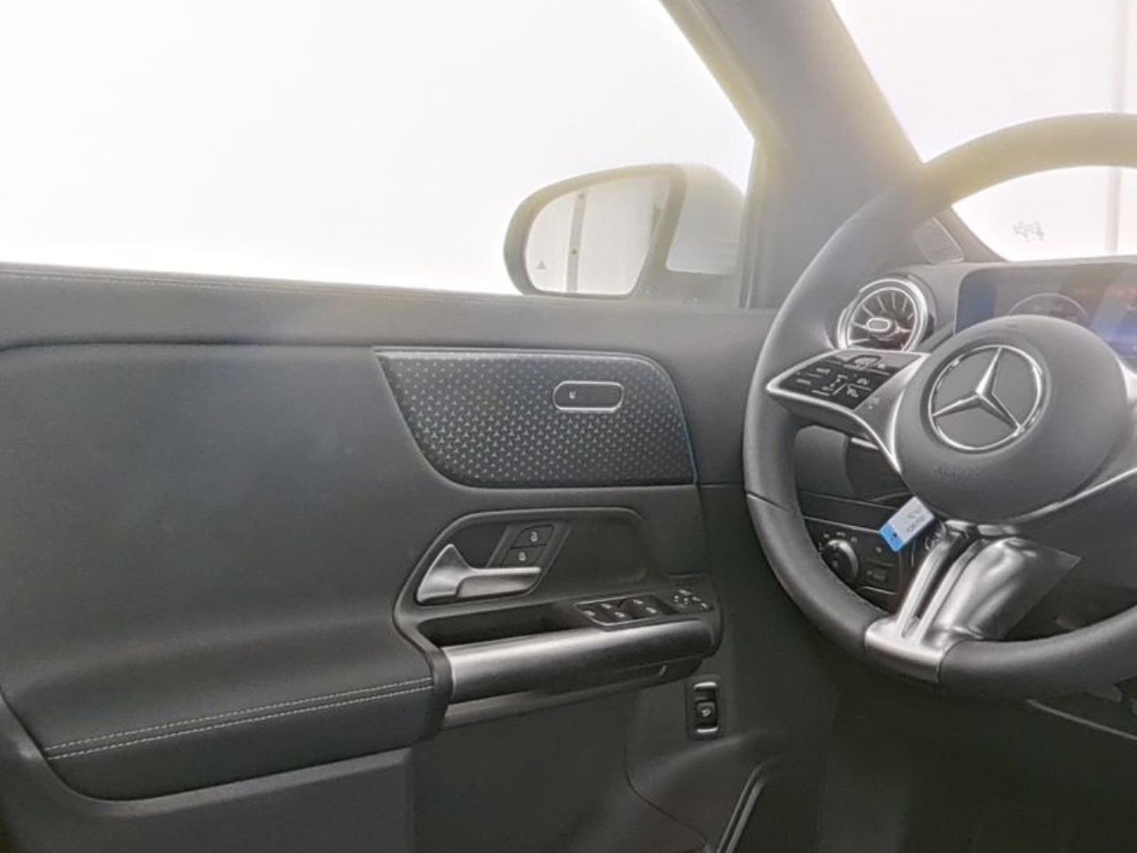Mercedes-Benz EQA 300 4M Progressive Distronic Easy-Pack 360°