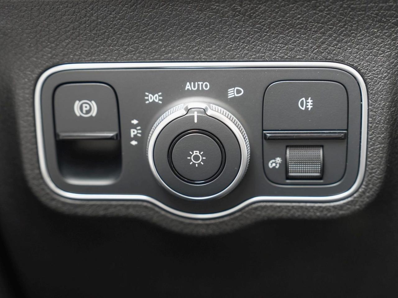 Mercedes-Benz EQB 300 4M AMG Edition1 Panorama Distronic 360°