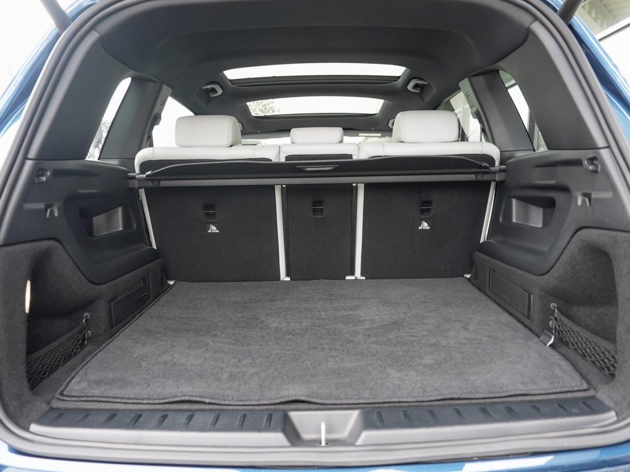 Mercedes-Benz EQB 300 4M AMG Edition1 Panorama Distronic 360°