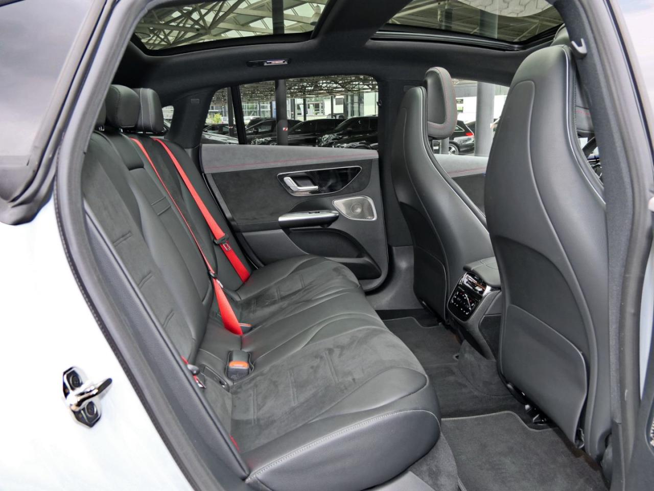 Mercedes-Benz EQE 43 AMG 4M Panorama Distronic Burmester 360?